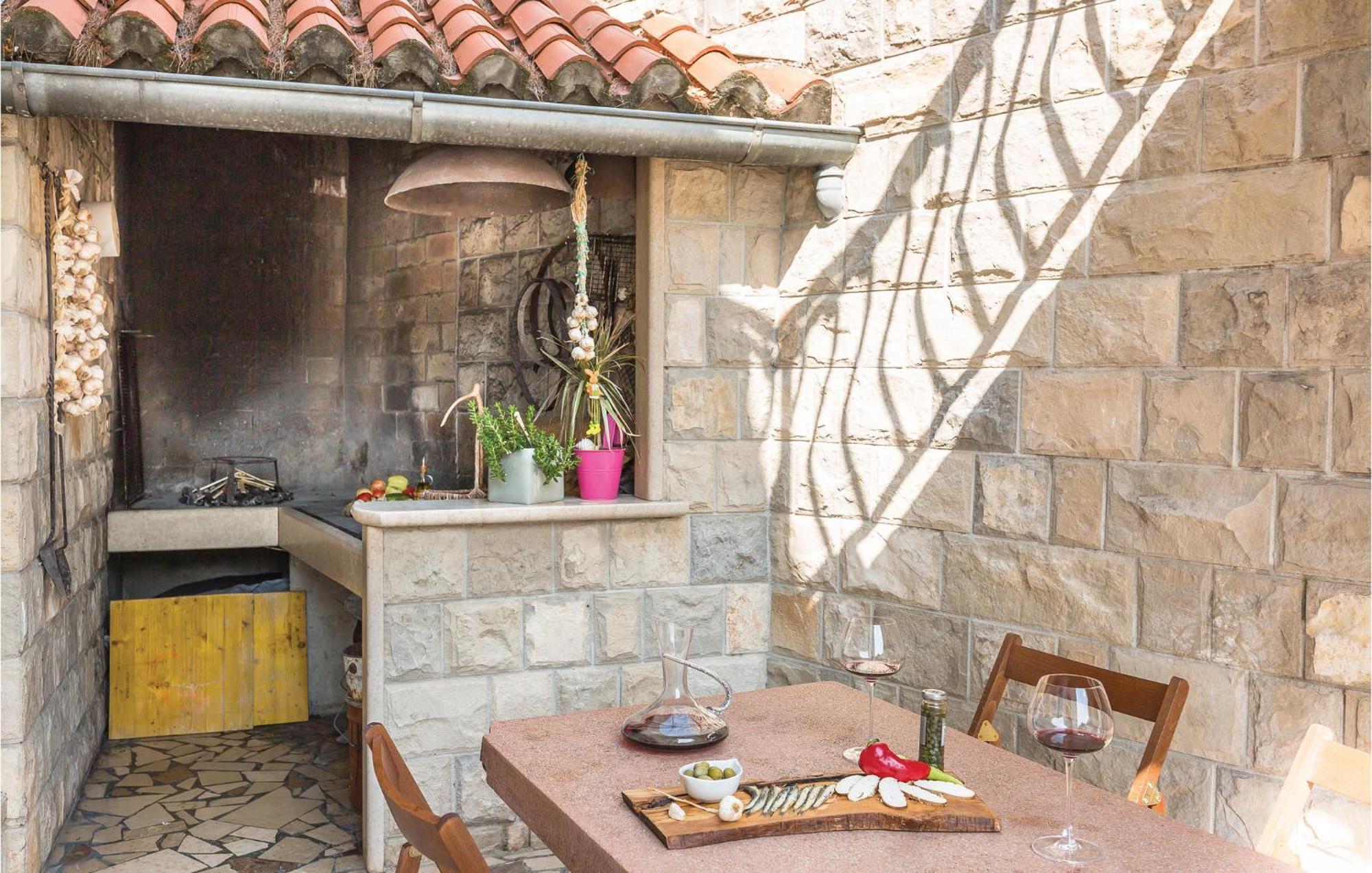 1 Bedroom Stunning Apartment In Makarska Kültér fotó