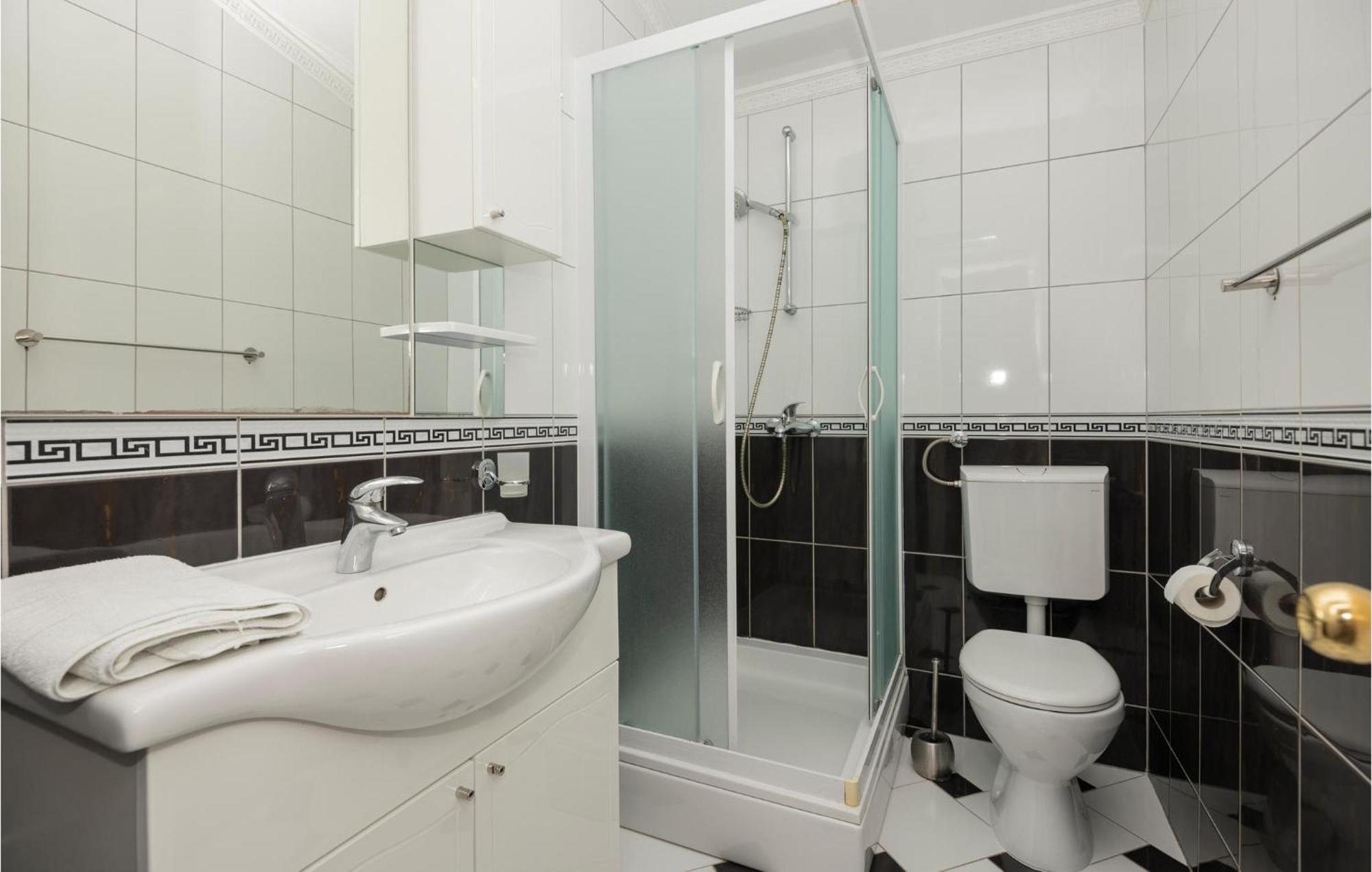 1 Bedroom Stunning Apartment In Makarska Kültér fotó