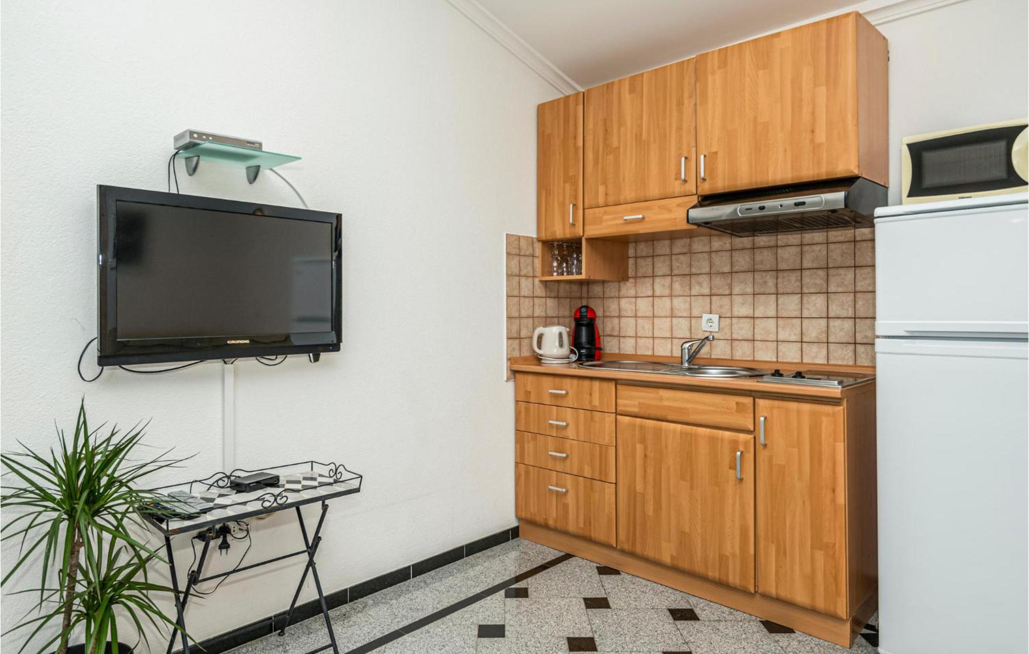 1 Bedroom Stunning Apartment In Makarska Kültér fotó
