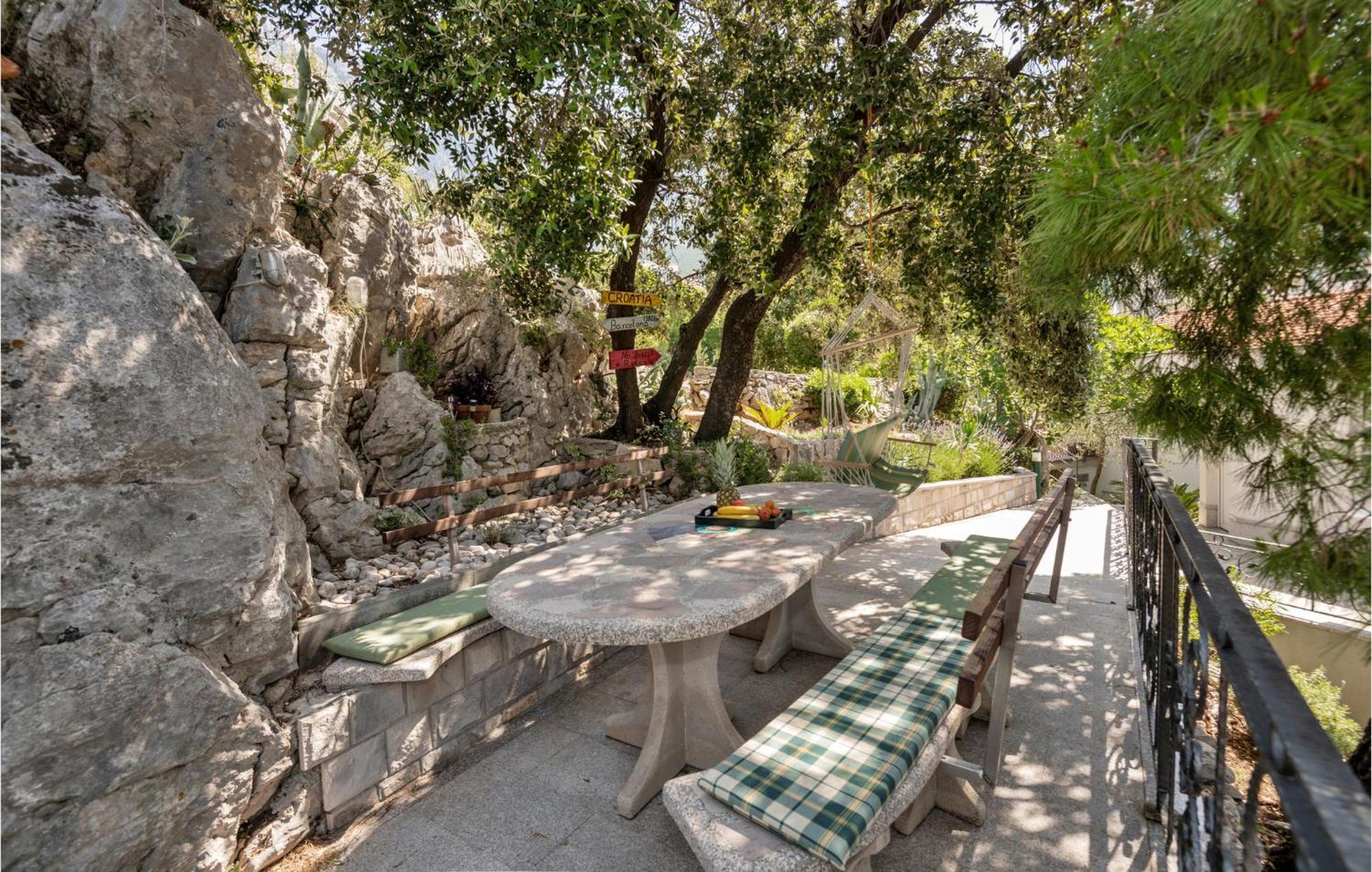 1 Bedroom Stunning Apartment In Makarska Kültér fotó
