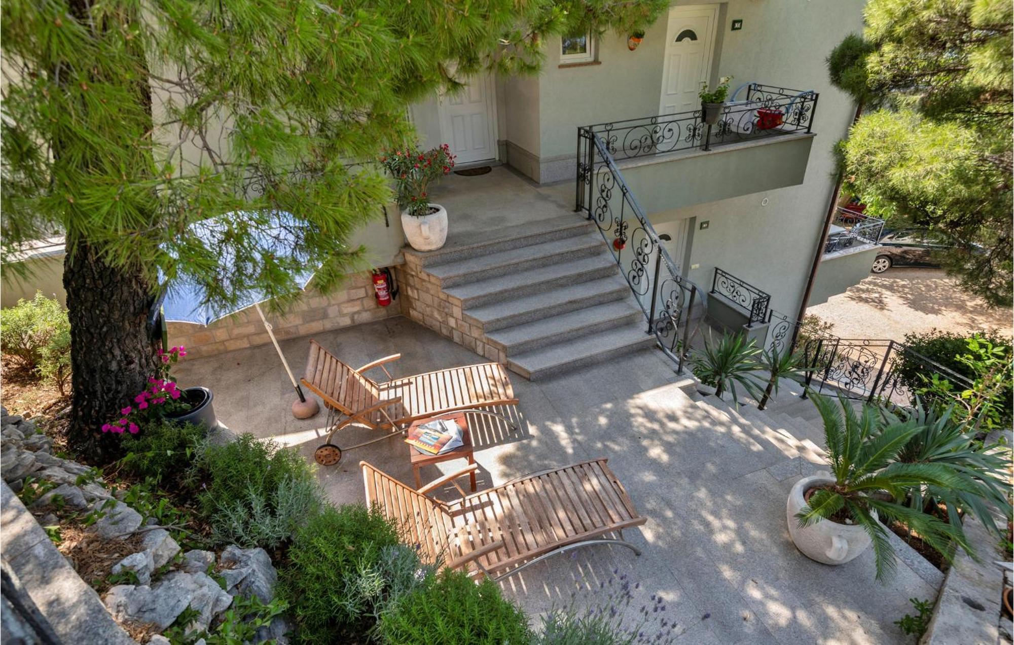 1 Bedroom Stunning Apartment In Makarska Kültér fotó