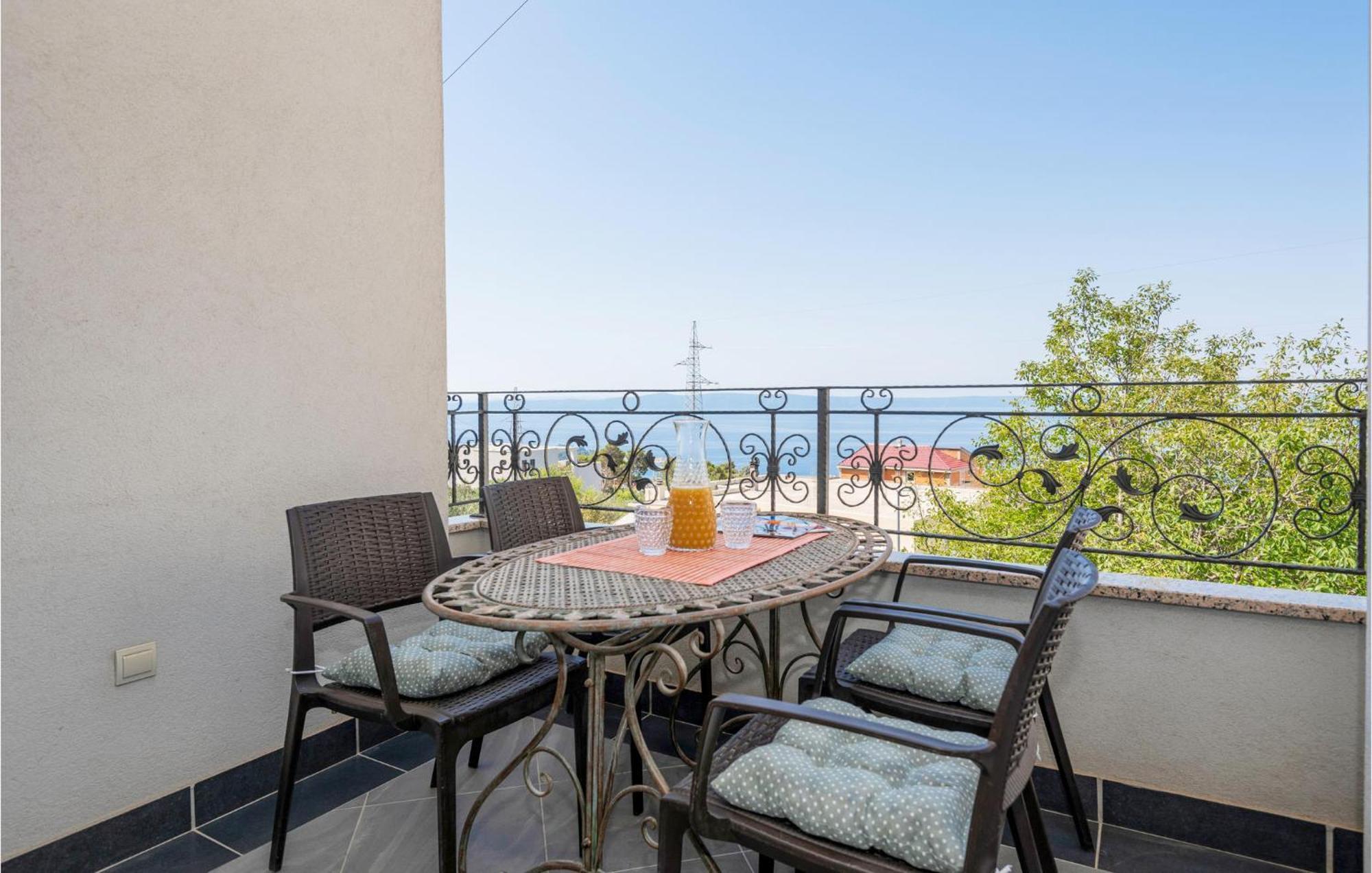 1 Bedroom Stunning Apartment In Makarska Kültér fotó