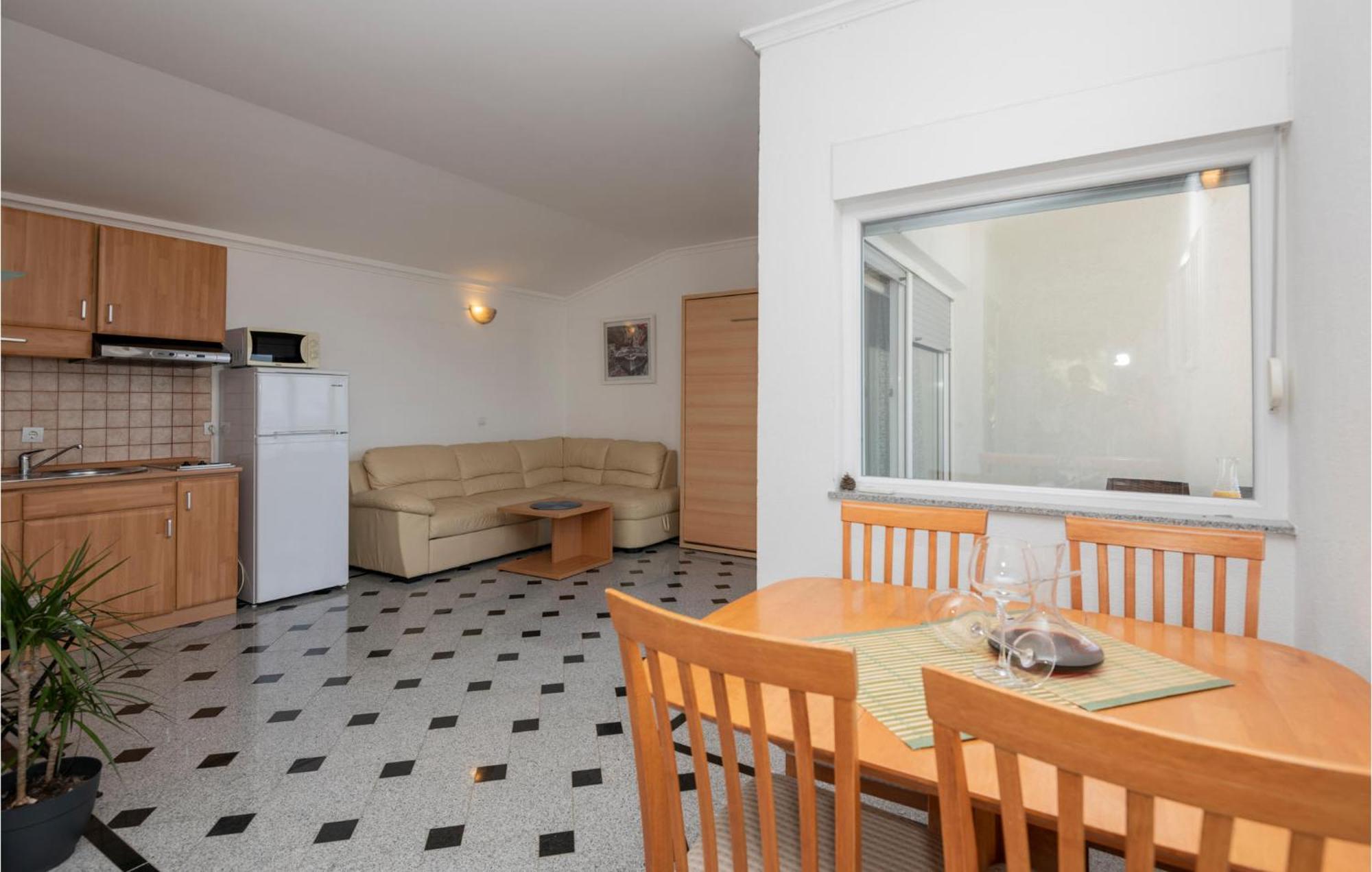 1 Bedroom Stunning Apartment In Makarska Kültér fotó