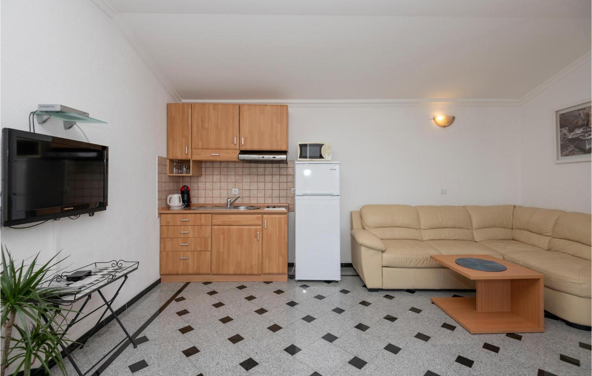 1 Bedroom Stunning Apartment In Makarska Kültér fotó