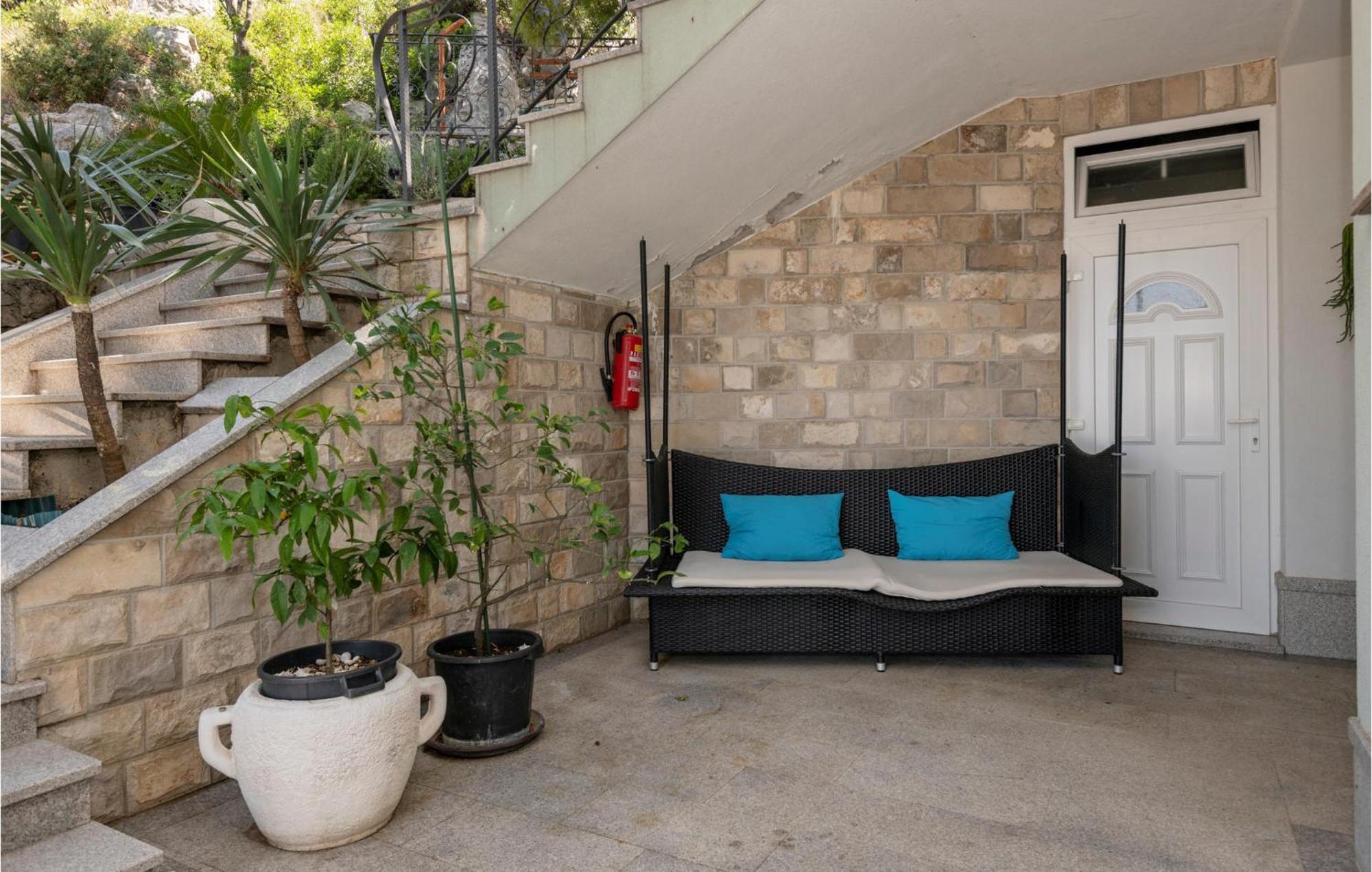 1 Bedroom Stunning Apartment In Makarska Kültér fotó
