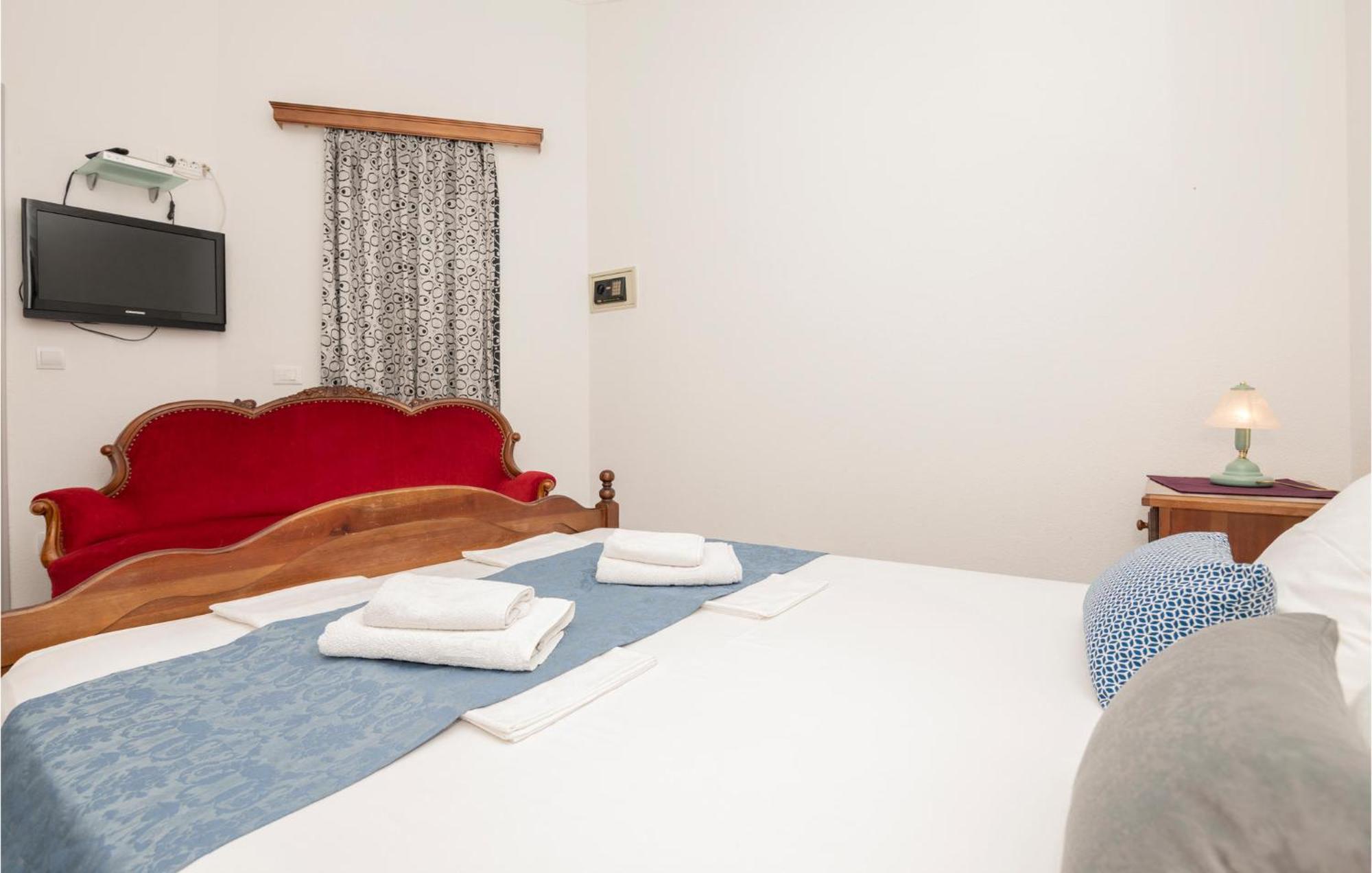 1 Bedroom Stunning Apartment In Makarska Kültér fotó