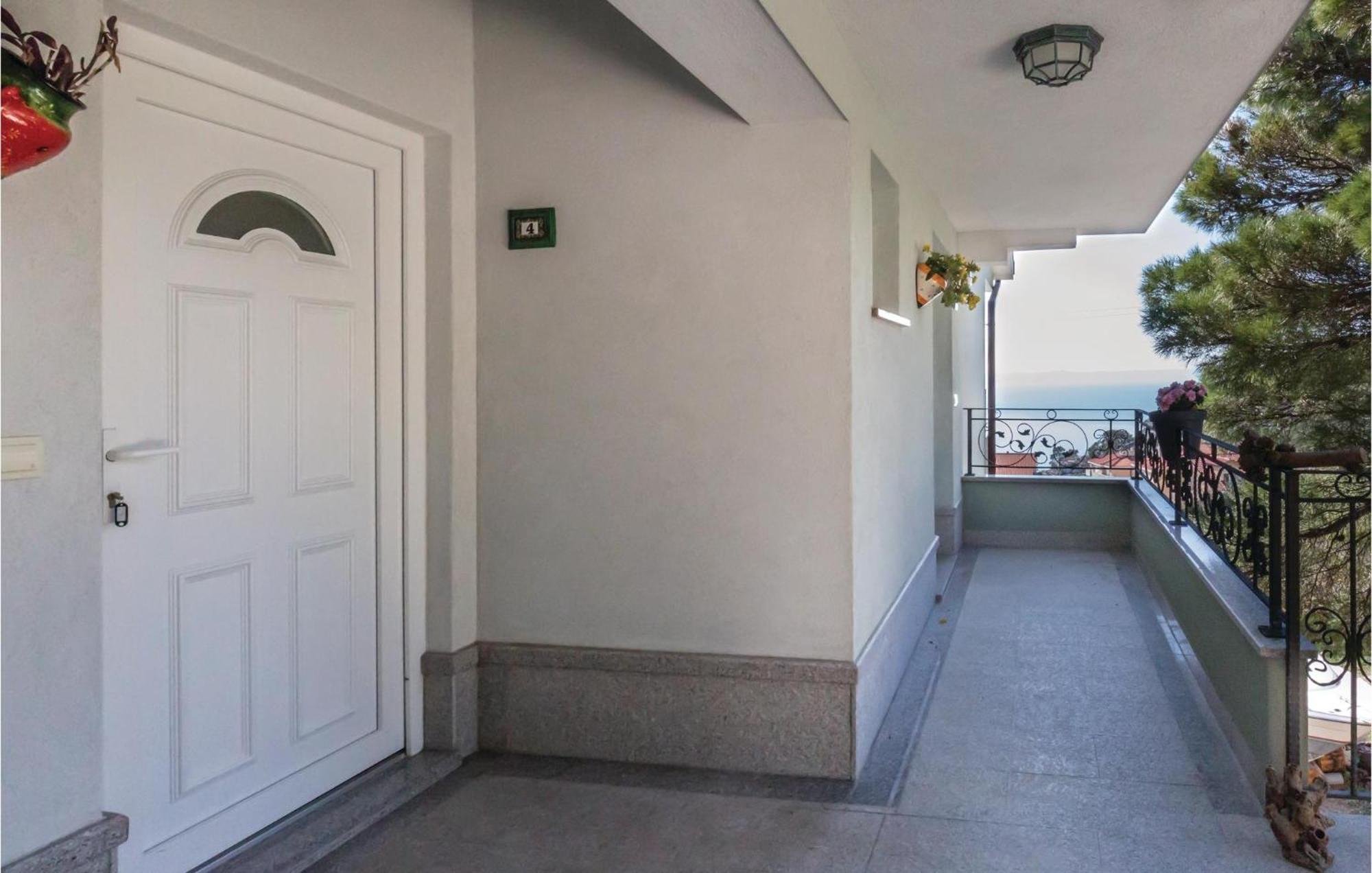 1 Bedroom Stunning Apartment In Makarska Kültér fotó