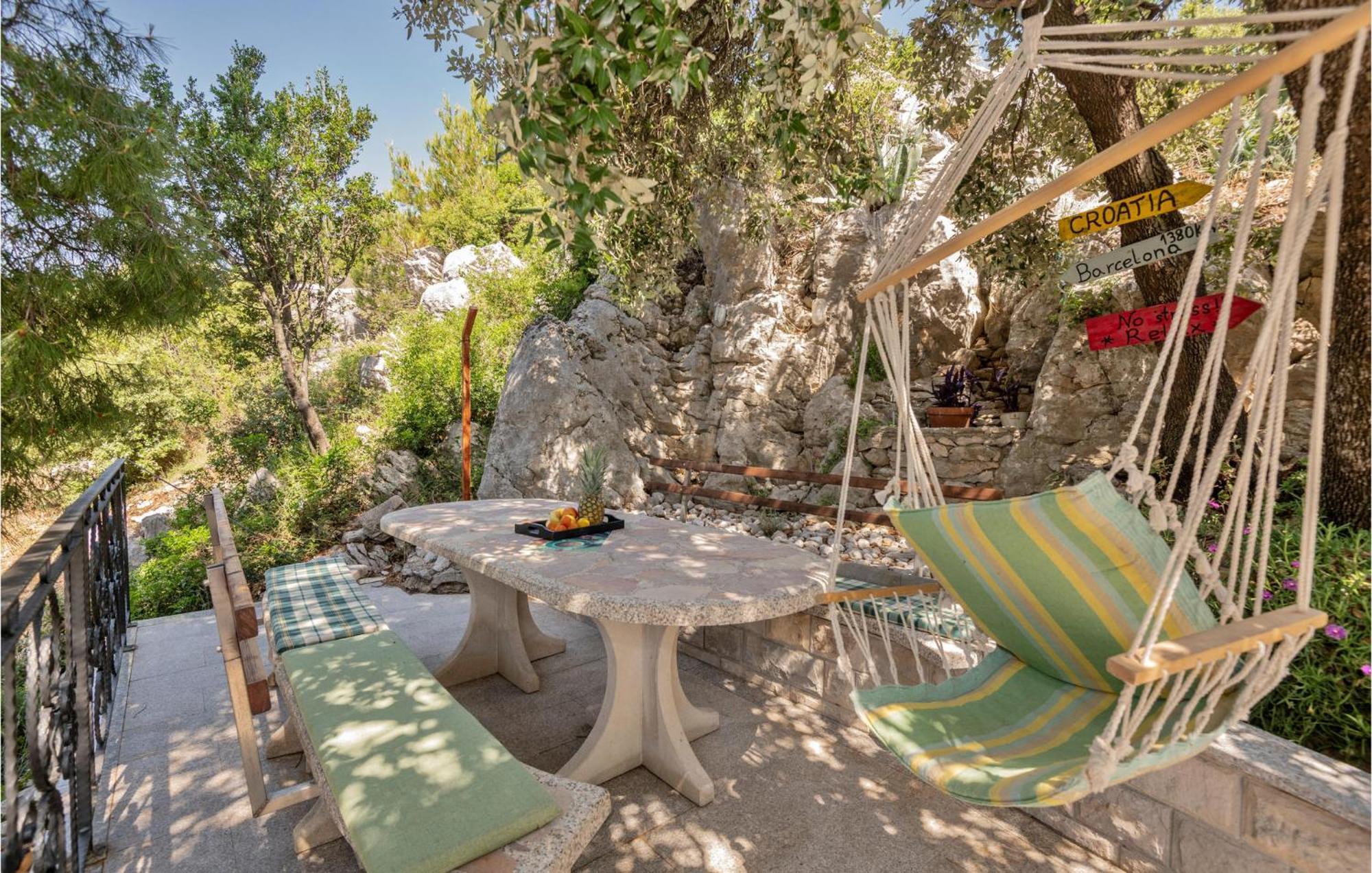 1 Bedroom Stunning Apartment In Makarska Kültér fotó