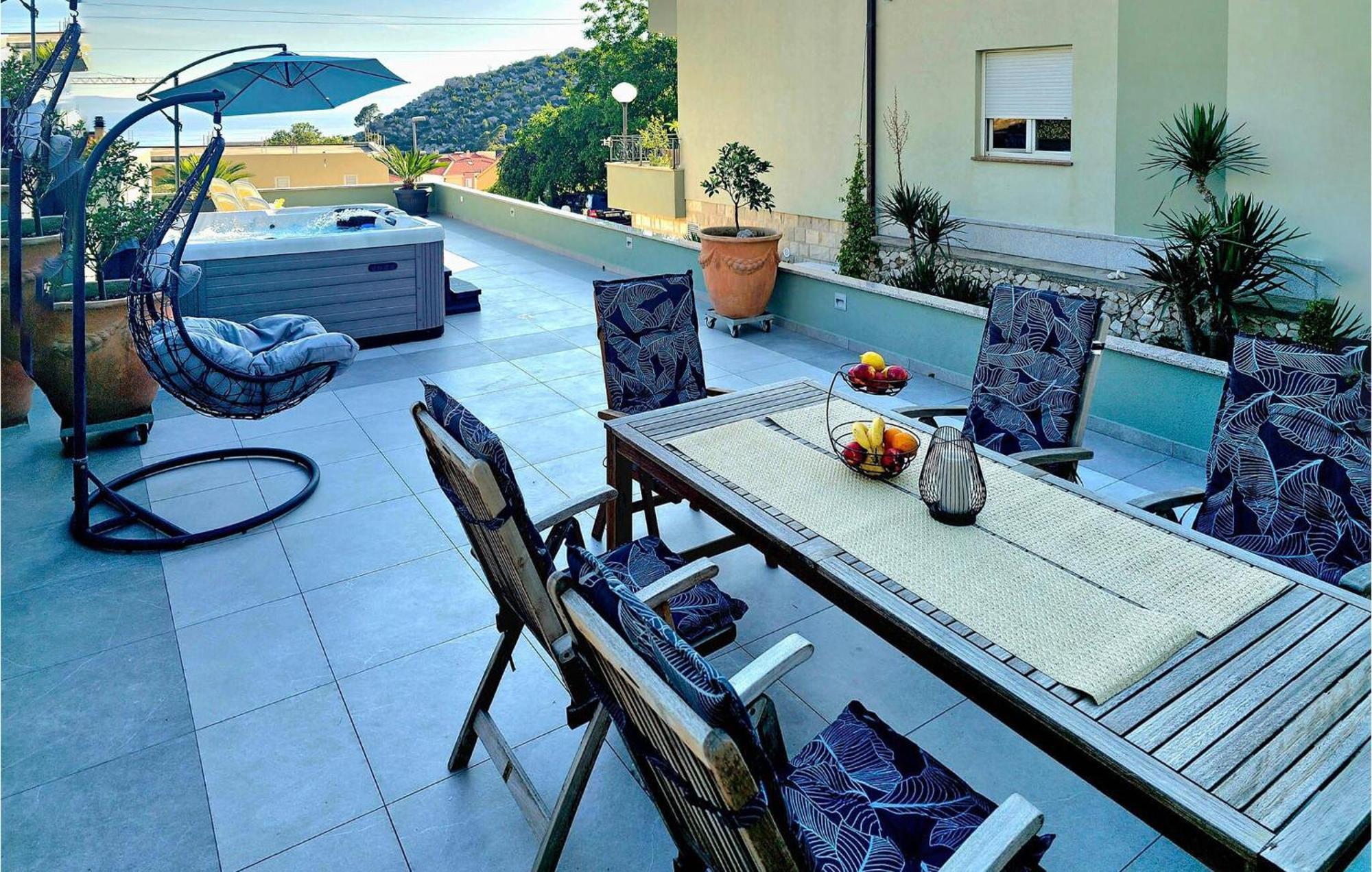 1 Bedroom Stunning Apartment In Makarska Kültér fotó