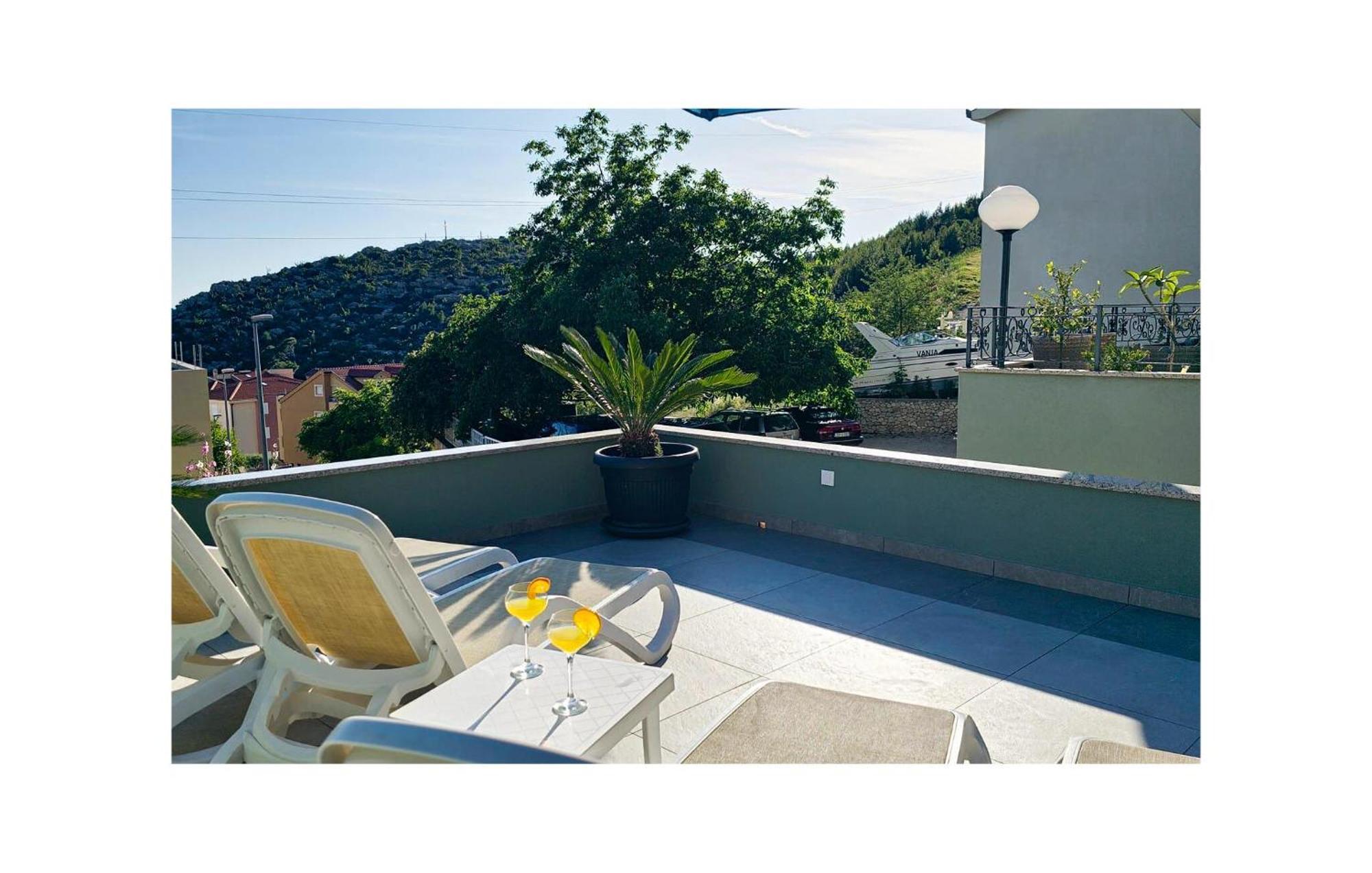 1 Bedroom Stunning Apartment In Makarska Kültér fotó